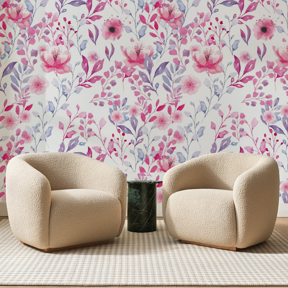Papier peint panoramique Aquarelle Fleurie Rose et Lavande, posé sur toute la paroi d'un salon, derrière deux fauteuils en bouclette crème et un guéridon en marbre vert