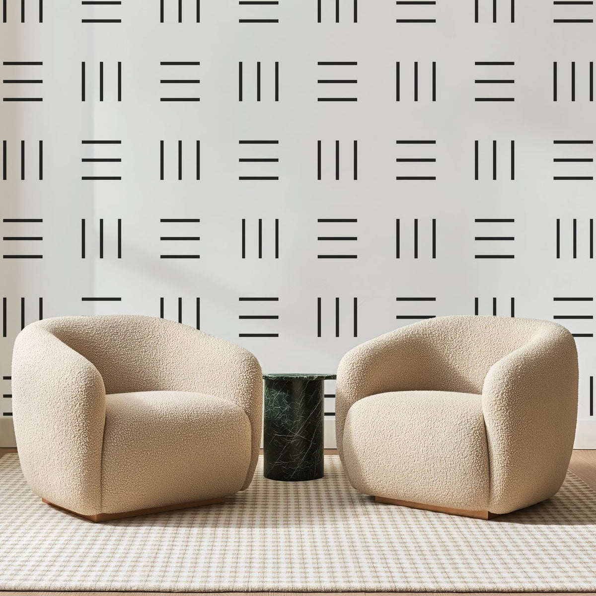 Papier peint panoramique Traits Alternés Noir Graphite, posé sur toute la paroi d'un salon, derrière deux fauteuils en bouclette crème et un guéridon en marbre vert