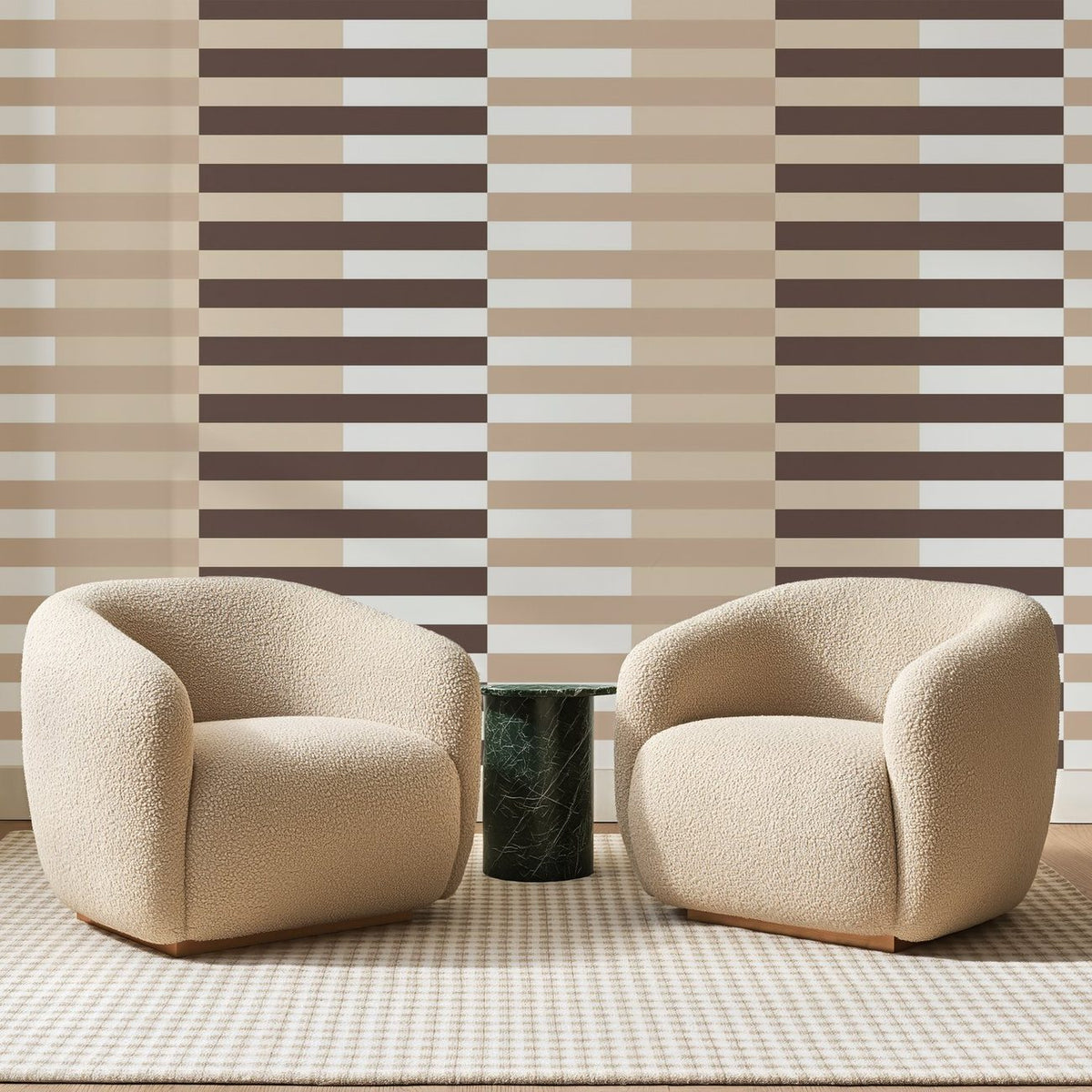 Papier peint panoramique Rayures Brunes sur Écru, posé sur toute la paroi d'un salon, derrière deux fauteuils en bouclette crème et un guéridon en marbre vert