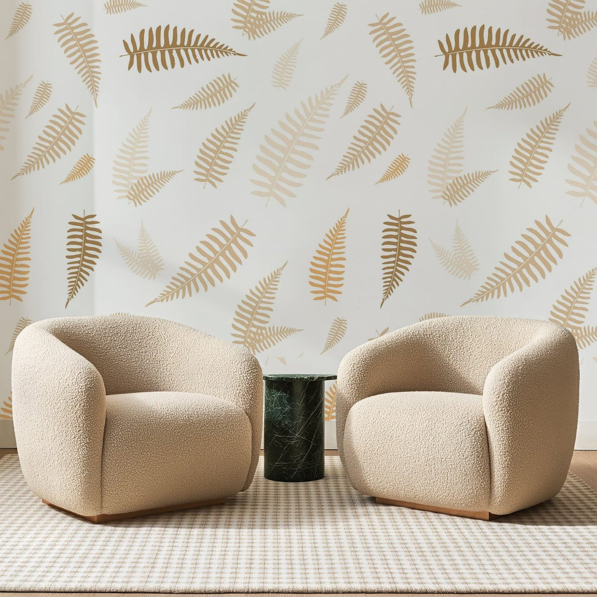 Papier peint panoramique Semis de Fougères Camel, posé sur toute la paroi d'un salon, derrière deux fauteuils en bouclette crème et un guéridon en marbre vert