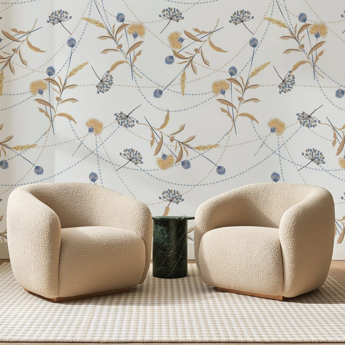 Papier peint panoramique Semis de Chardons Dorés, posé sur toute la paroi d'un salon, derrière deux fauteuils en bouclette crème et un guéridon en marbre vert