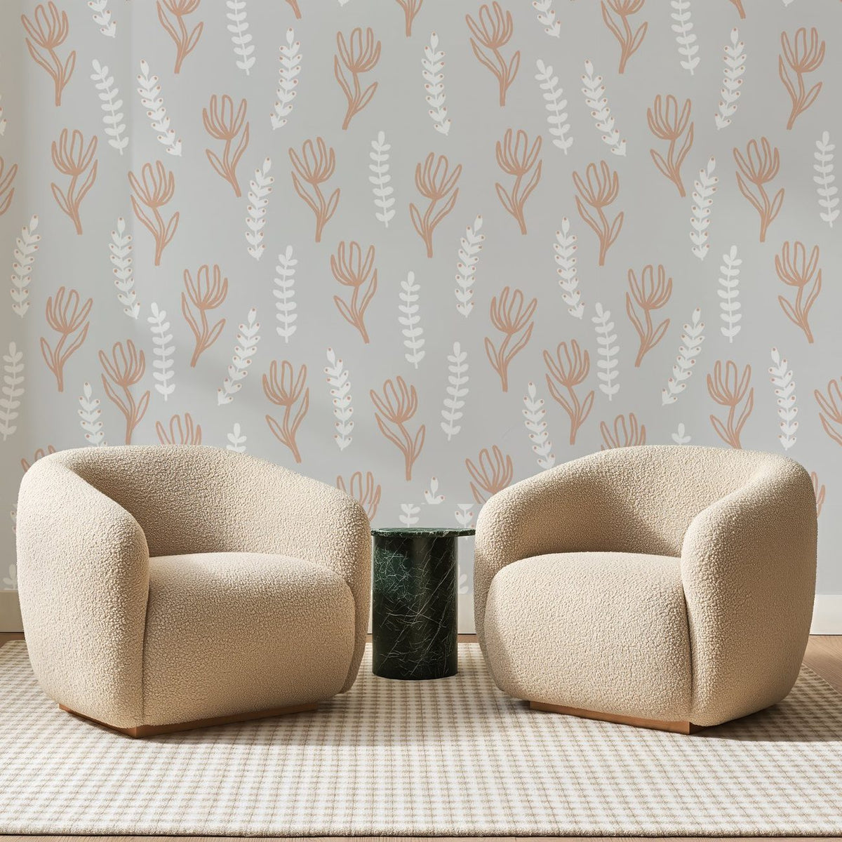 Papier peint panoramique Tulipes Terracotta sur Gris Perle, posé sur toute la paroi d'un salon, derrière deux fauteuils en bouclette crème et un guéridon en marbre vert