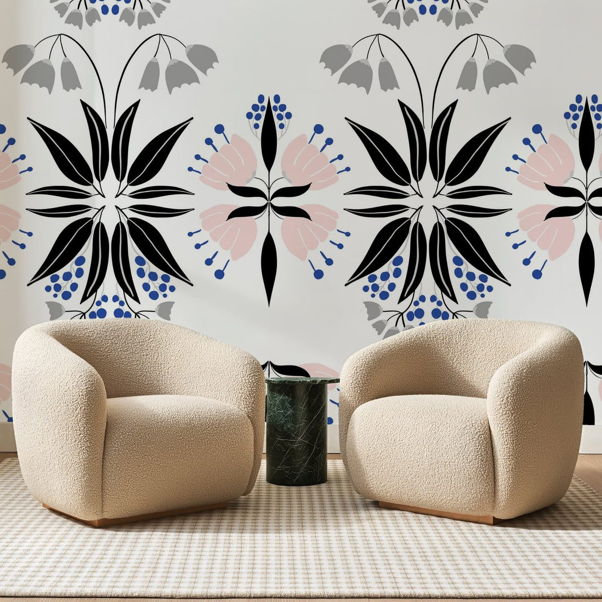 Papier peint panoramique Bouquets Symétriques Noir et Rose, posé sur toute la paroi d'un salon, derrière deux fauteuils en bouclette crème et un guéridon en marbre vert