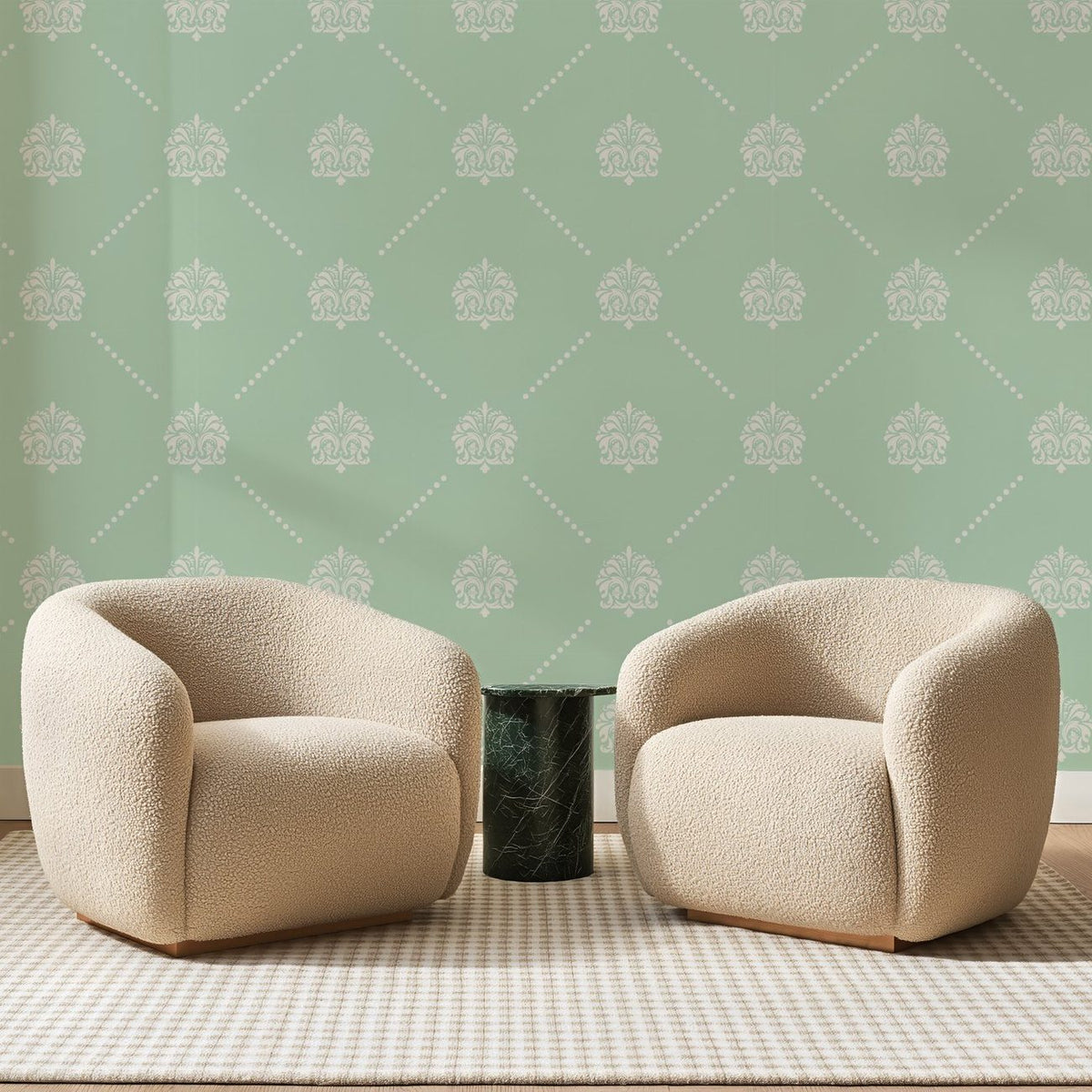 Papier peint panoramique Semis de Médaillons Sauge, posé sur toute la paroi d'un salon, derrière deux fauteuils en bouclette crème et un guéridon en marbre vert