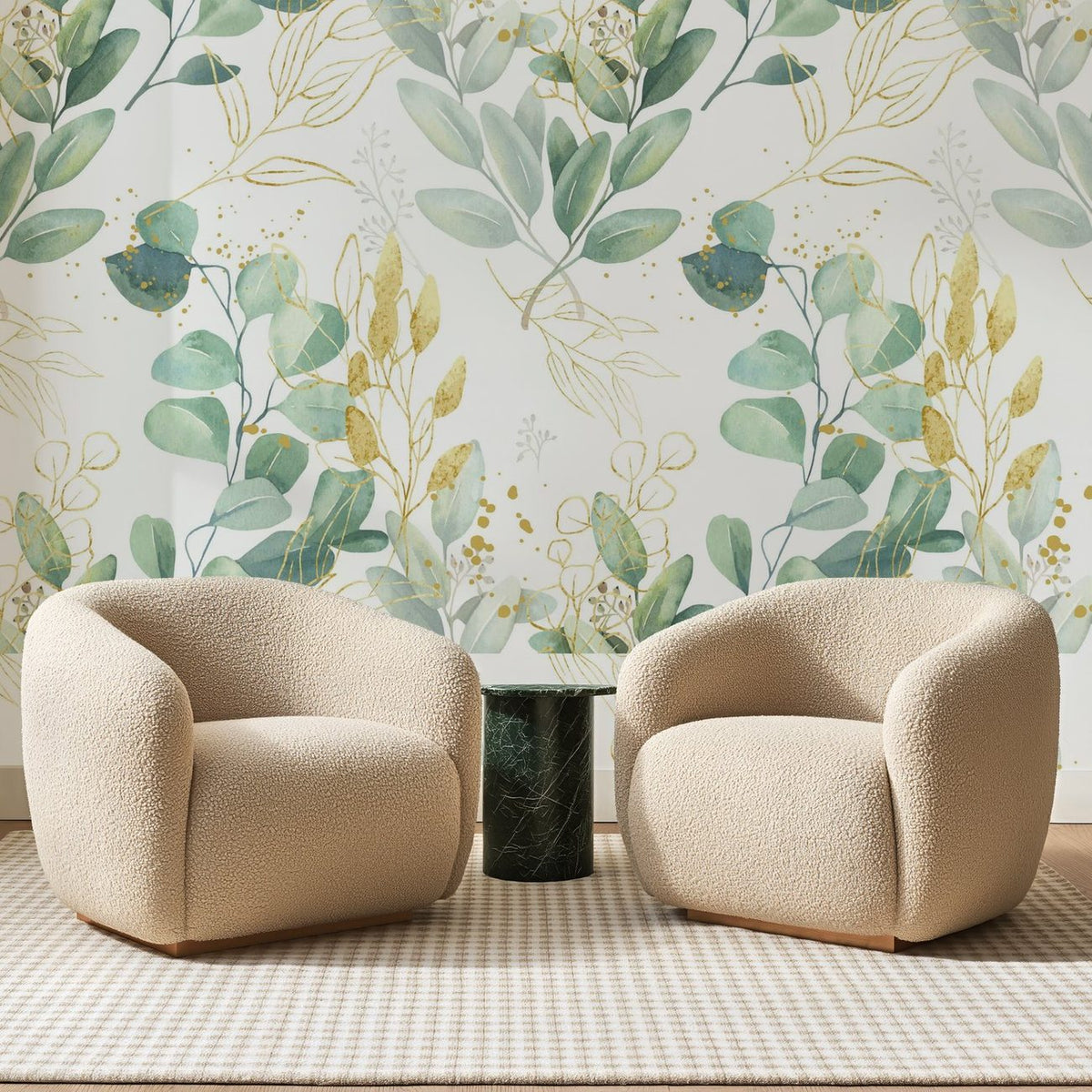 Papier peint panoramique Eucalyptus Vert d'Eau et Or, posé sur toute la paroi d'un salon, derrière deux fauteuils en bouclette crème et un guéridon en marbre vert