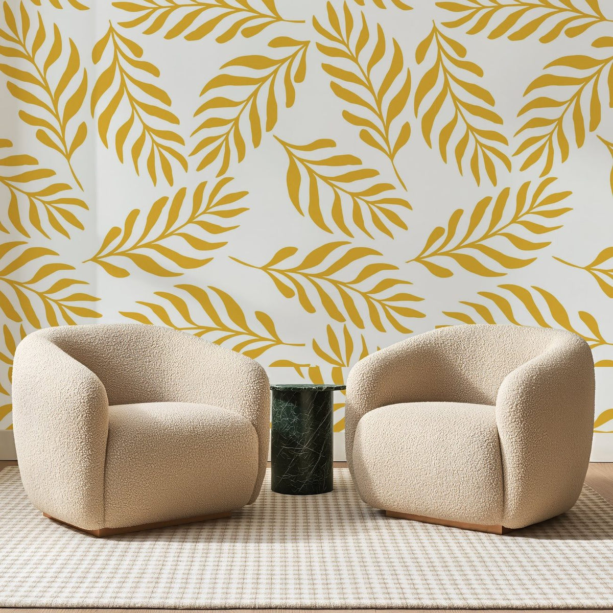 Papier peint panoramique Rameaux Jaune Safran, posé sur toute la paroi d'un salon, derrière deux fauteuils en bouclette crème et un guéridon en marbre vert
