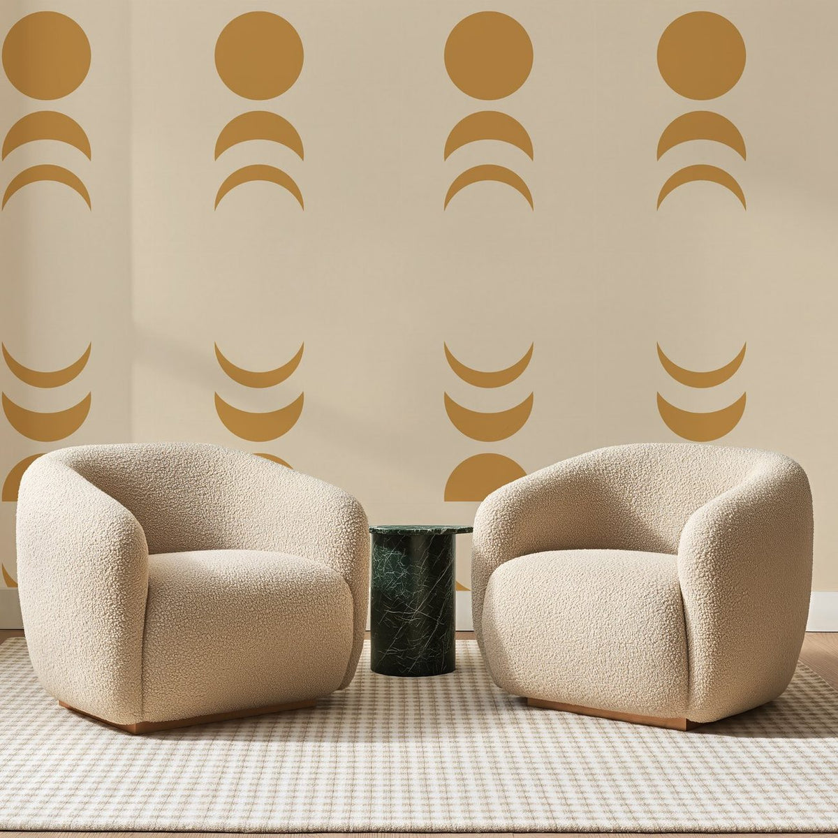 Papier peint panoramique Phases de Lune Ocre Doré, posé sur toute la paroi d'un salon, derrière deux fauteuils en bouclette crème et un guéridon en marbre vert