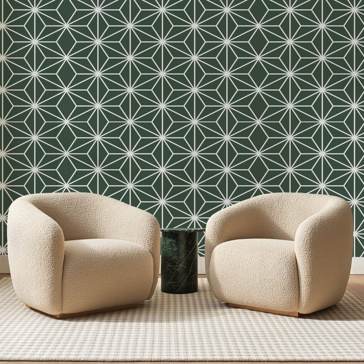 Papier peint panoramique Trame d'Étoiles Vert Sauge, posé sur toute la paroi d'un salon, derrière deux fauteuils en bouclette crème et un guéridon en marbre vert
