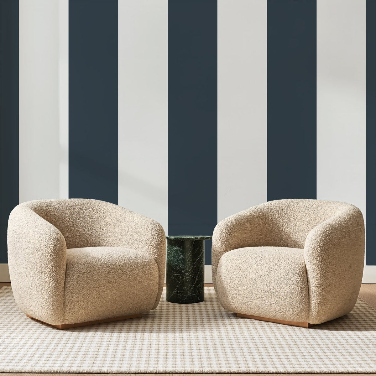 Papier peint panoramique Rayures Verticales Anthracite, posé sur toute la paroi d'un salon, derrière deux fauteuils en bouclette crème et un guéridon en marbre vert