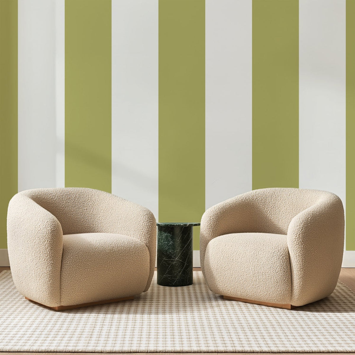 Papier peint panoramique Rayures Verticales Vert Olive, posé sur toute la paroi d'un salon, derrière deux fauteuils en bouclette crème et un guéridon en marbre vert