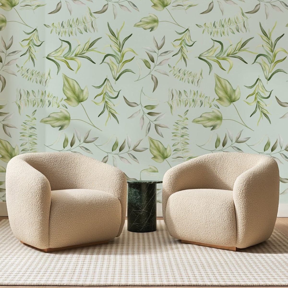 Papier peint panoramique Feuillages Aquarelle Vert d'Eau, posé sur toute la paroi d'un salon, derrière deux fauteuils en bouclette crème et un guéridon en marbre vert