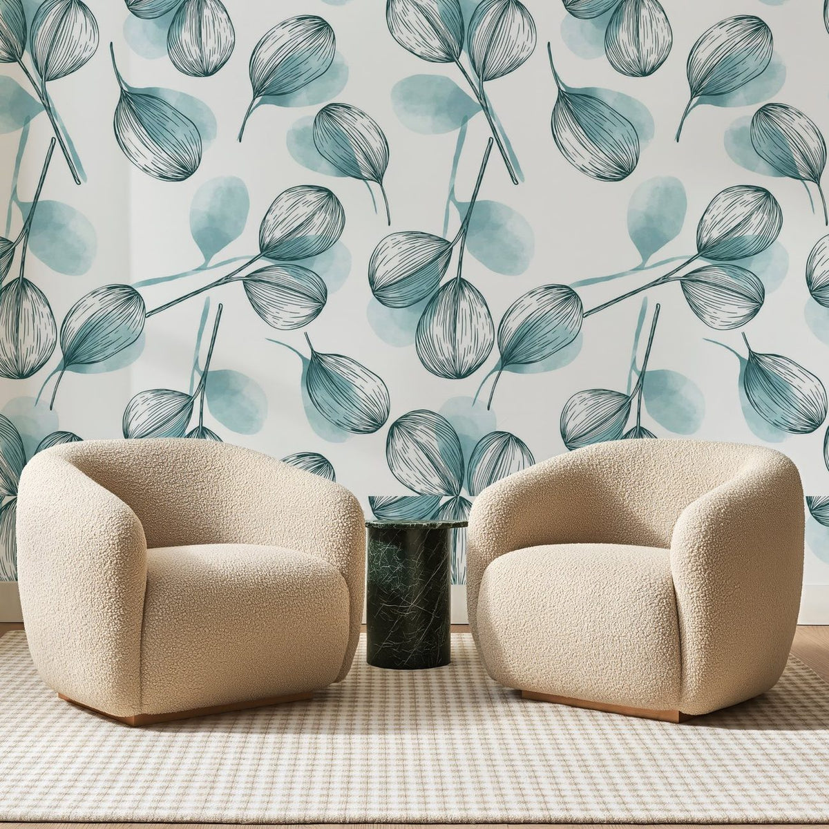 Papier peint panoramique Eucalyptus à l'Encre Bleue, posé sur toute la paroi d'un salon, derrière deux fauteuils en bouclette crème et un guéridon en marbre vert.