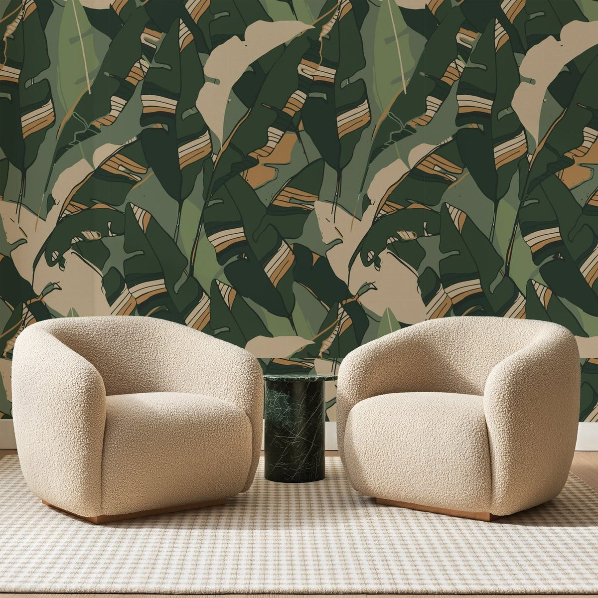 Papier peint panoramique Feuilles De Bananier Vert Sauge, posé sur toute la paroi d'un salon, derrière deux fauteuils en bouclette crème et un guéridon en marbre vert