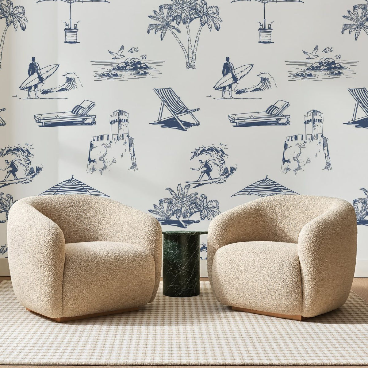 Papier peint panoramique Toile Balnéaire Bleu Marine, posé sur toute la paroi d'un salon, derrière deux fauteuils en bouclette crème et un guéridon en marbre vert