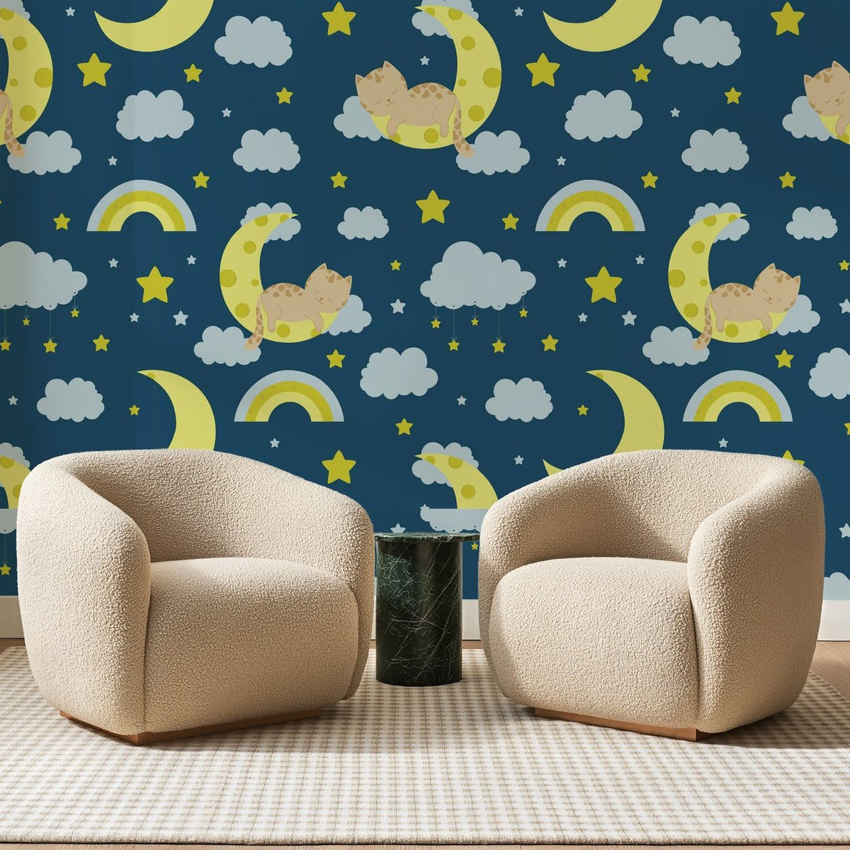 Papier peint panoramique Chats Endormis Bleu Nuit, posé sur toute la paroi d'un salon, derrière deux fauteuils en bouclette crème et un guéridon en marbre vert