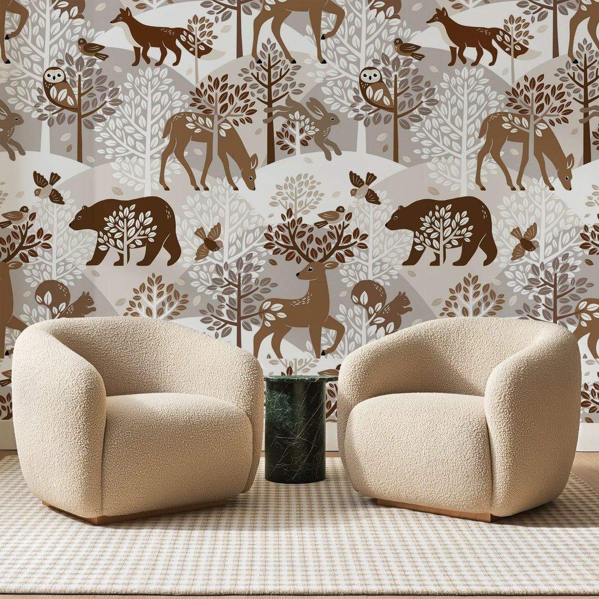 Papier peint panoramique Animaux Des Bois Camaïeu Brun, posé sur toute la paroi d'un salon, derrière deux fauteuils en bouclette crème et un guéridon en marbre vert