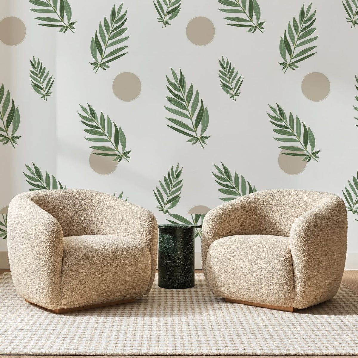 Papier peint panoramique Palmes Vertes et Cercles Sable, posé sur toute la paroi d'un salon, derrière deux fauteuils en bouclette crème et un guéridon en marbre vert