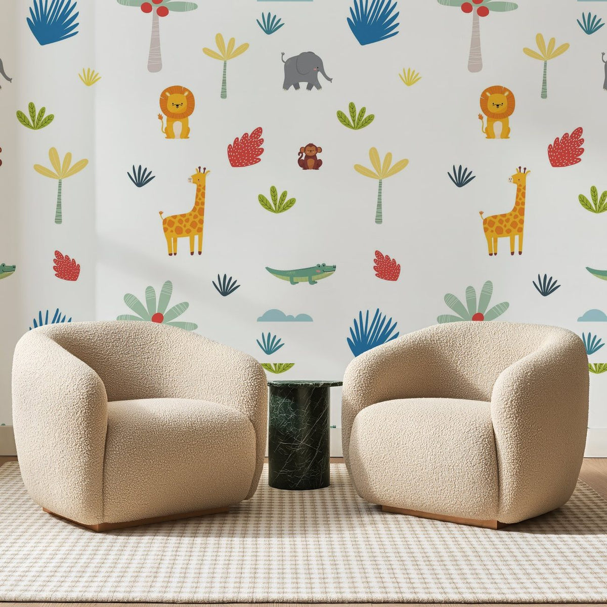Papier peint panoramique Animaux et Arbres Multicolores, posé sur toute la paroi d'un salon, derrière deux fauteuils en bouclette crème et un guéridon en marbre vert