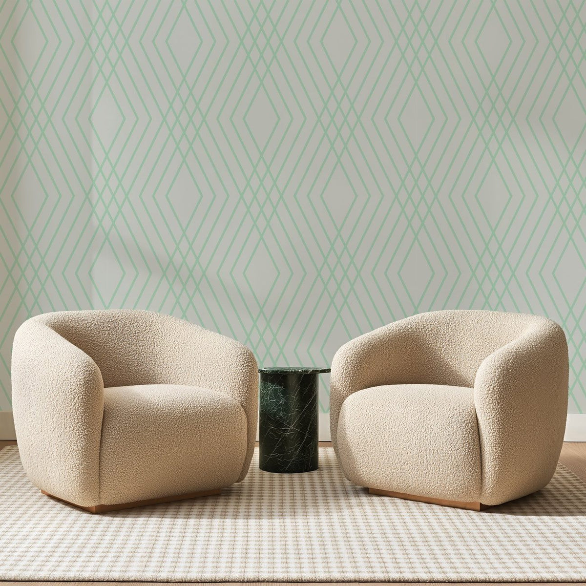Papier peint panoramique Losanges Fins Vert d'Eau, posé sur toute la paroi d'un salon, derrière deux fauteuils en bouclette crème et un guéridon en marbre vert