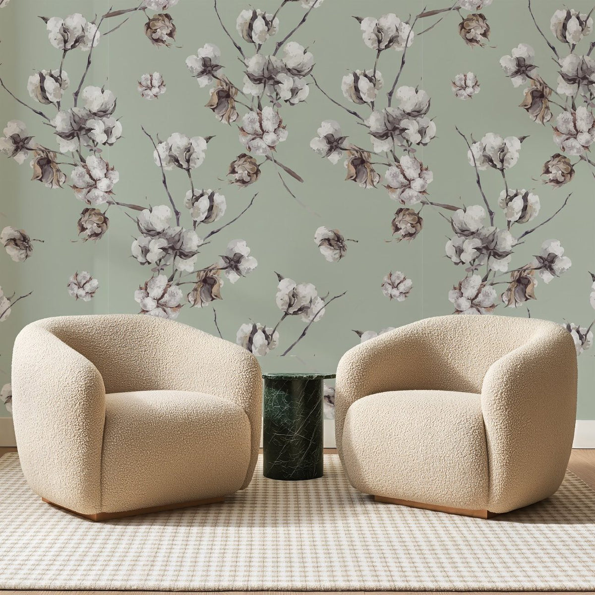 Papier peint panoramique Branches de Coton Vert Sauge, posé sur toute la paroi d'un salon, derrière deux fauteuils en bouclette crème et un guéridon en marbre vert