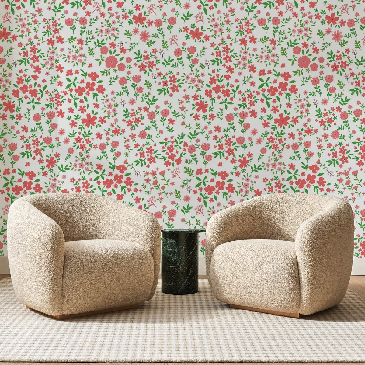 Papier peint panoramique Semis Fleuri Corail Et Vert, posé sur toute la paroi d'un salon, derrière deux fauteuils en bouclette crème et un guéridon en marbre vert