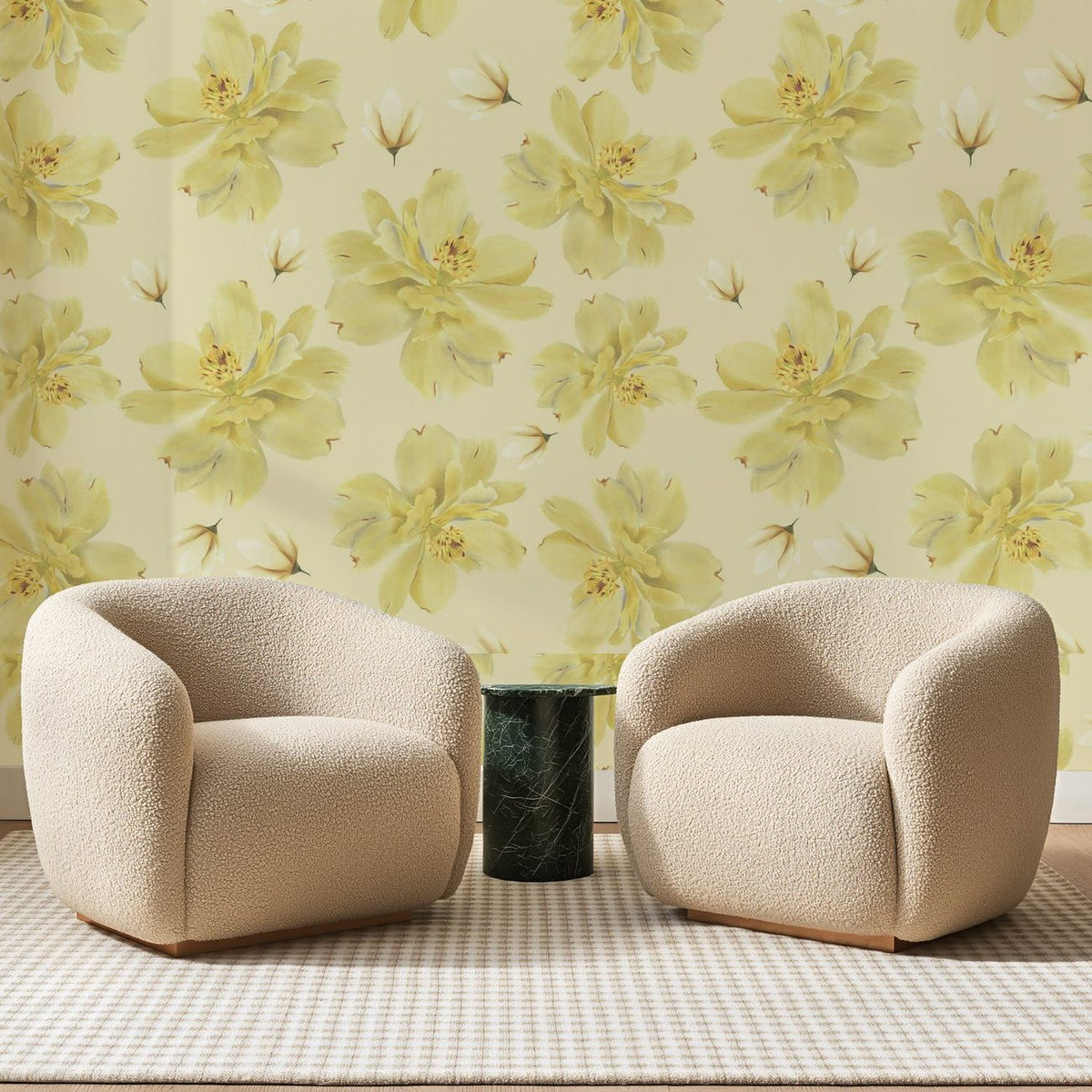 Papier peint panoramique Grandes Corolles Jaune Pâle, posé sur toute la paroi d'un salon, derrière deux fauteuils en bouclette crème et un guéridon en marbre vert