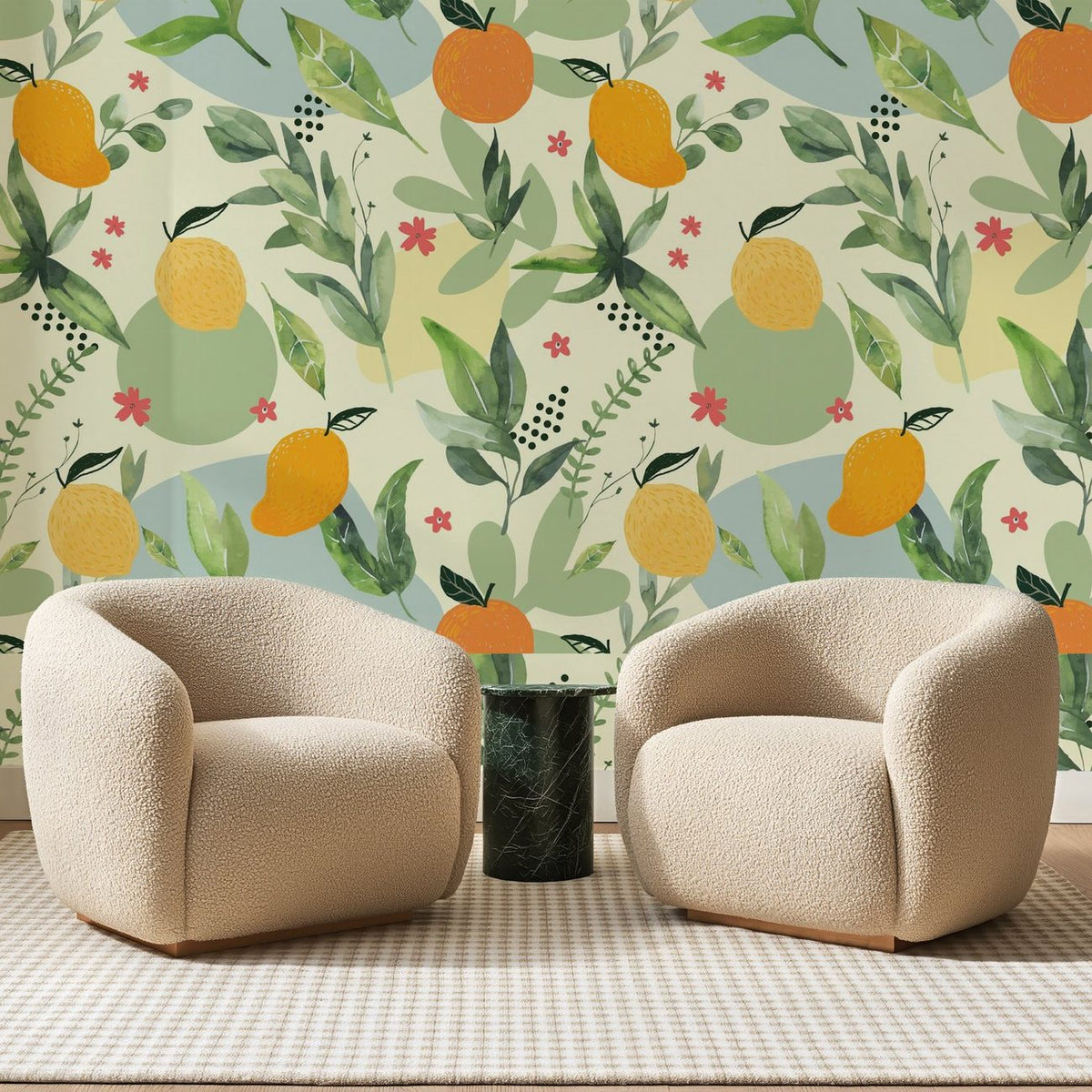 Papier peint panoramique Verger Fleuri Crème, posé sur toute la paroi d'un salon, derrière deux fauteuils en bouclette crème et un guéridon en marbre vert