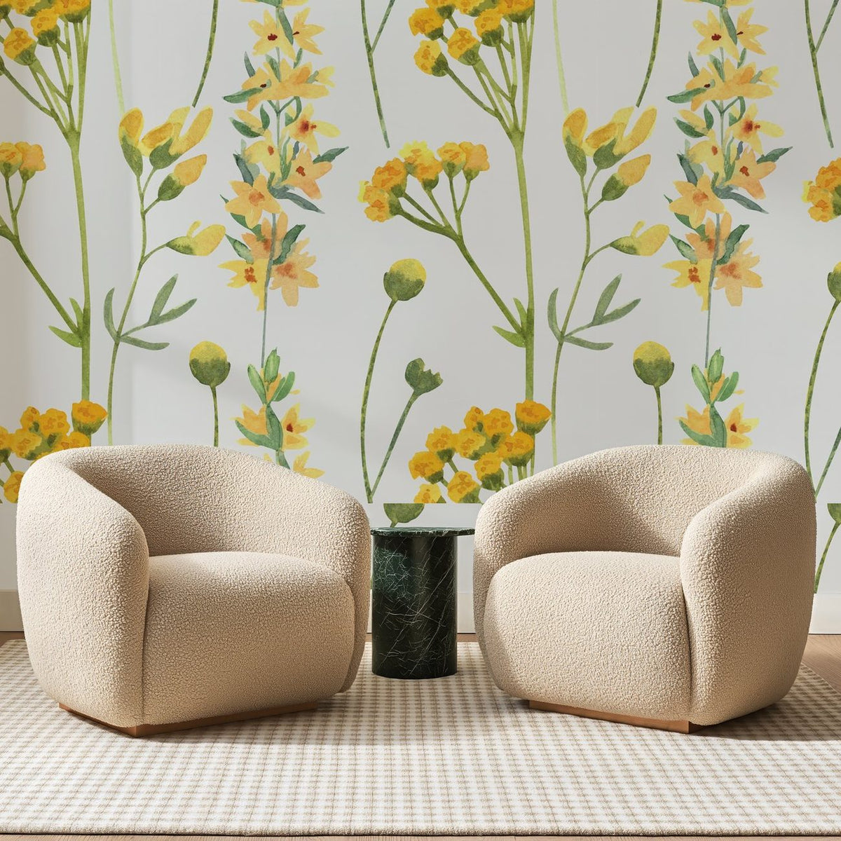 Papier peint panoramique Prairie Jaune d'Or sur Craie, posé sur toute la paroi d'un salon, derrière deux fauteuils en bouclette crème et un guéridon en marbre vert