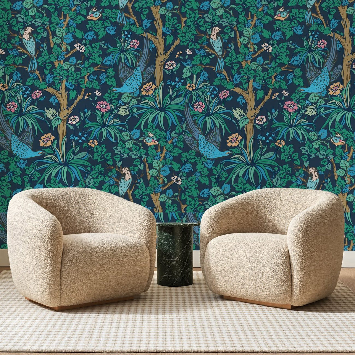 Papier peint panoramique Oiseaux Bleus sur Bleu Nuit, posé sur toute la paroi d'un salon, derrière deux fauteuils en bouclette crème et un guéridon en marbre vert