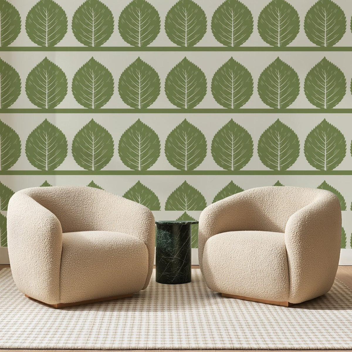 Papier peint panoramique Feuilles de Bouleau Olive, posé sur toute la paroi d'un salon, derrière deux fauteuils en bouclette crème et un guéridon en marbre vert