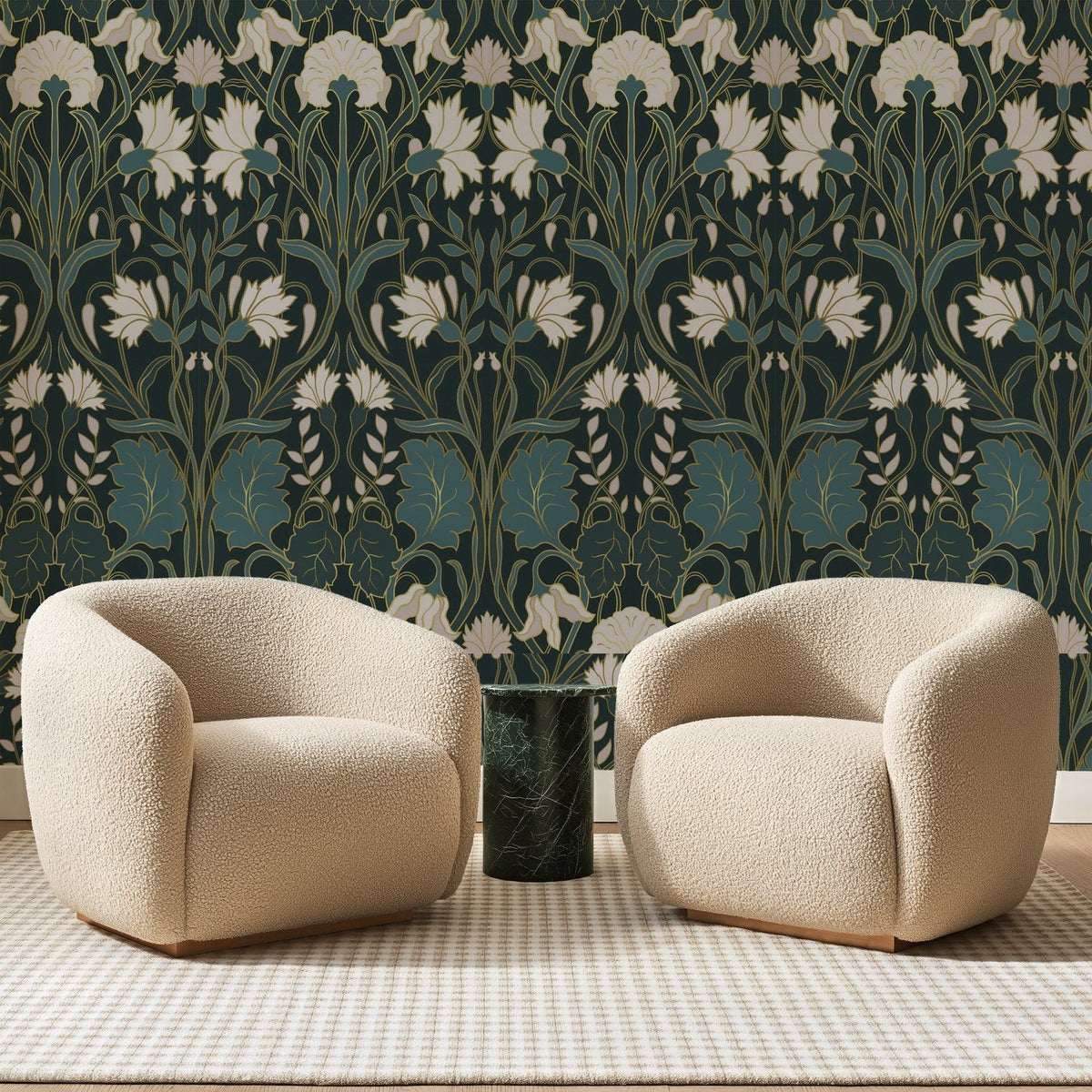 Papier peint panoramique Œillets Damassés Vert Sombre, posé sur toute la paroi d'un salon, derrière deux fauteuils en bouclette crème et un guéridon en marbre vert