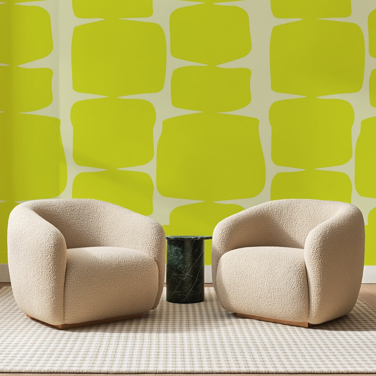 Papier peint panoramique Blocs Rétro Chartreuse, posé sur toute la paroi d'un salon, derrière deux fauteuils en bouclette crème et un guéridon en marbre vert