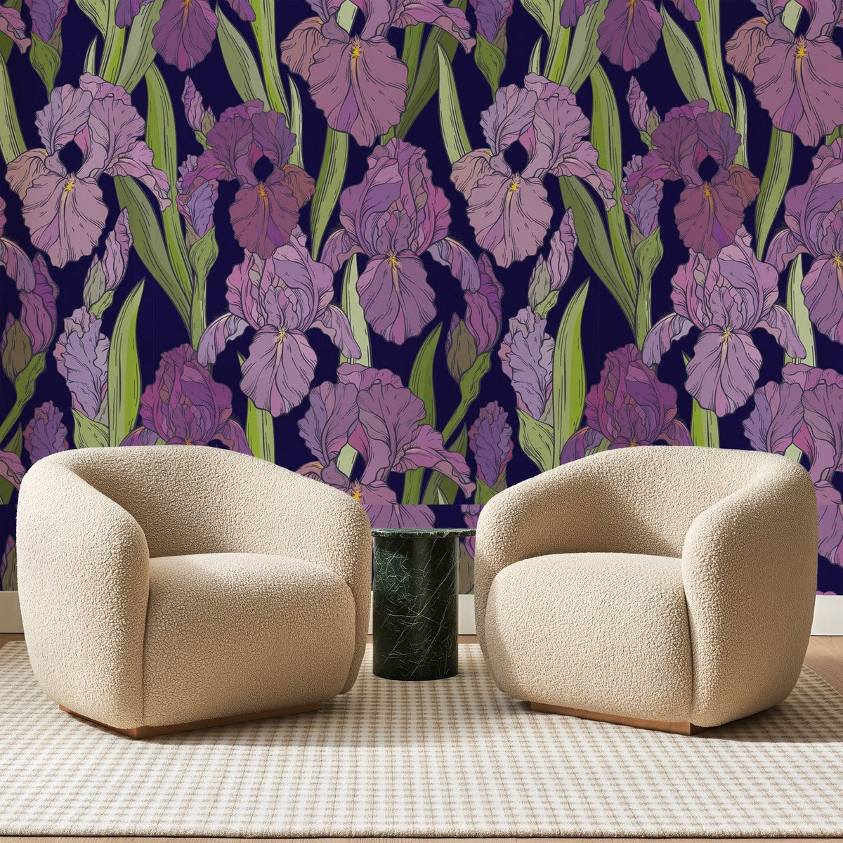 Papier peint panoramique Iris Mauves sur Violet Nuit, posé sur toute la paroi d'un salon, derrière deux fauteuils en bouclette crème et un guéridon en marbre vert