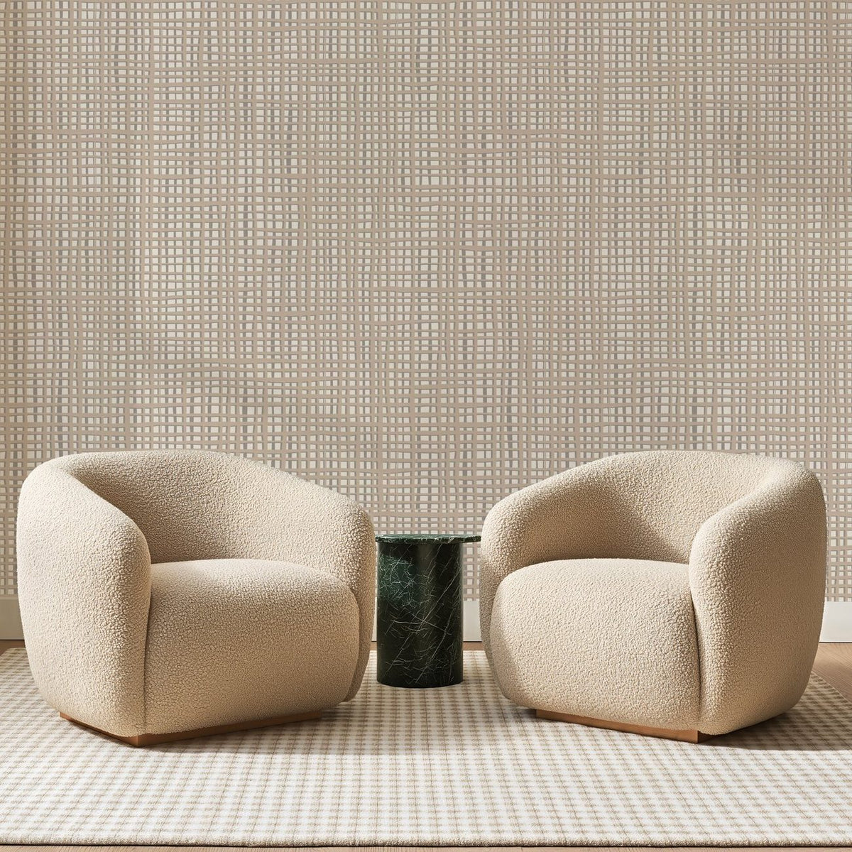 Papier peint panoramique Tissage Quadrillé Taupe, posé sur toute la paroi d'un salon, derrière deux fauteuils en bouclette crème et un guéridon en marbre vert