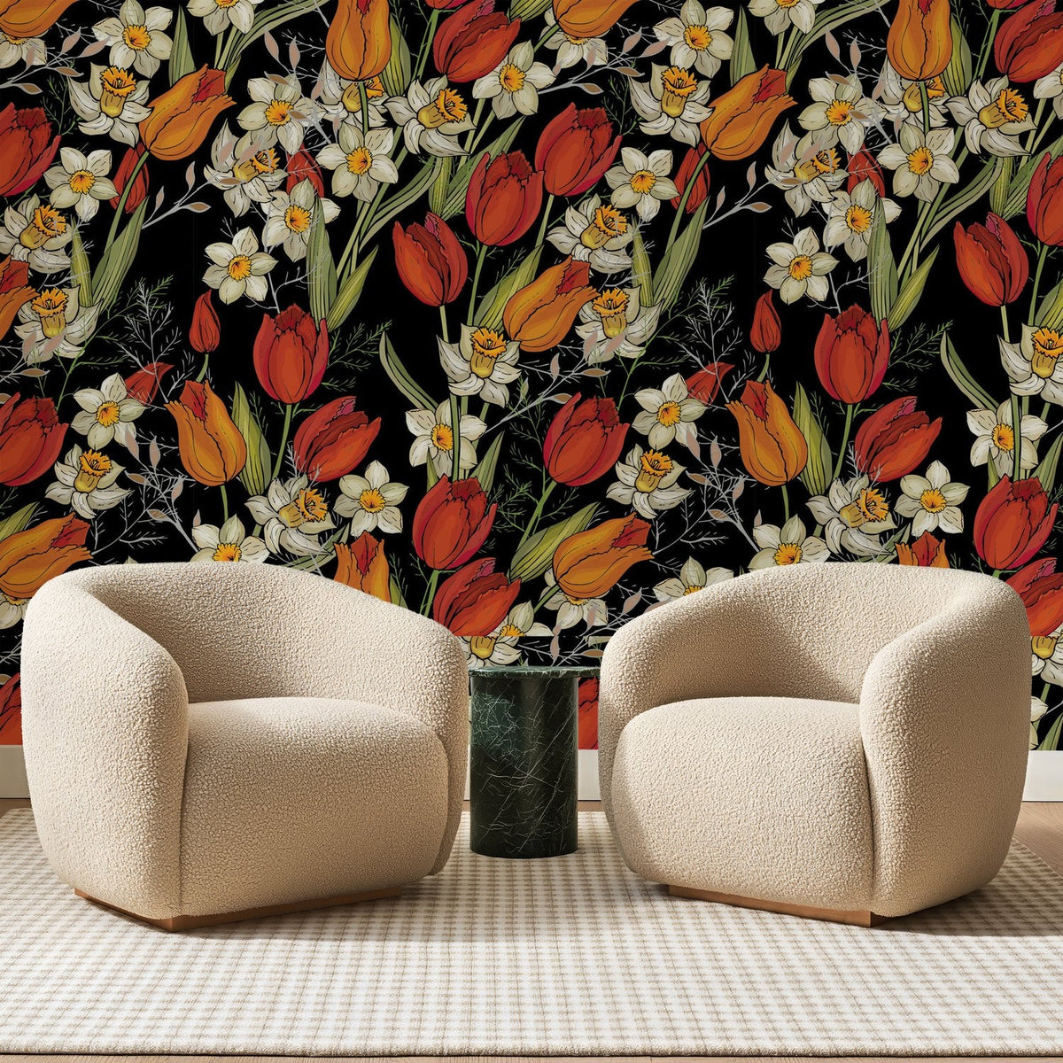 Papier peint panoramique Tulipes et Narcisses sur Noir, posé sur toute la paroi d'un salon, derrière deux fauteuils en bouclette crème et un guéridon en marbre vert