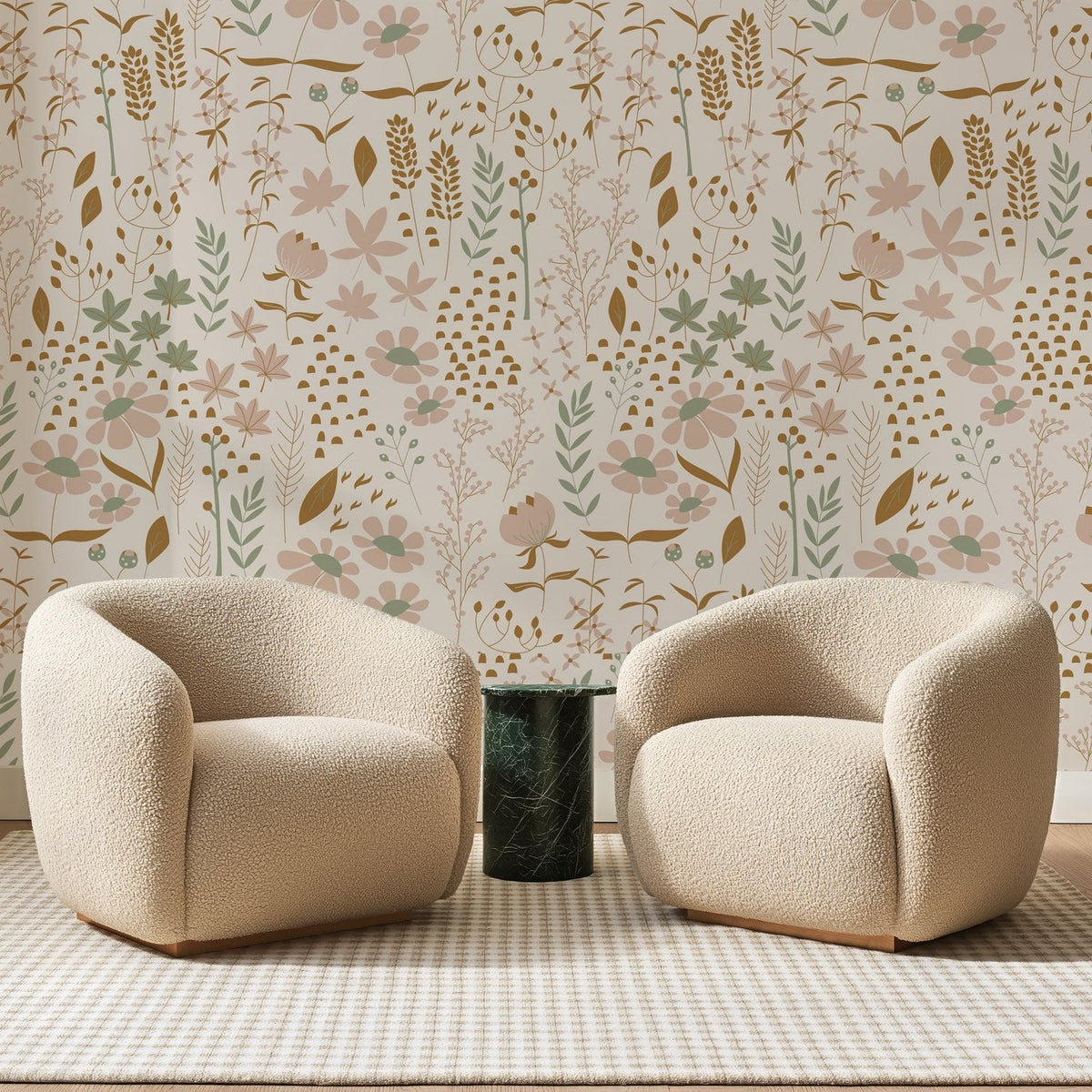 Papier peint panoramique Marguerites et Épis Beige Rosé, posé sur toute la paroi d'un salon, derrière deux fauteuils en bouclette crème et un guéridon en marbre vert