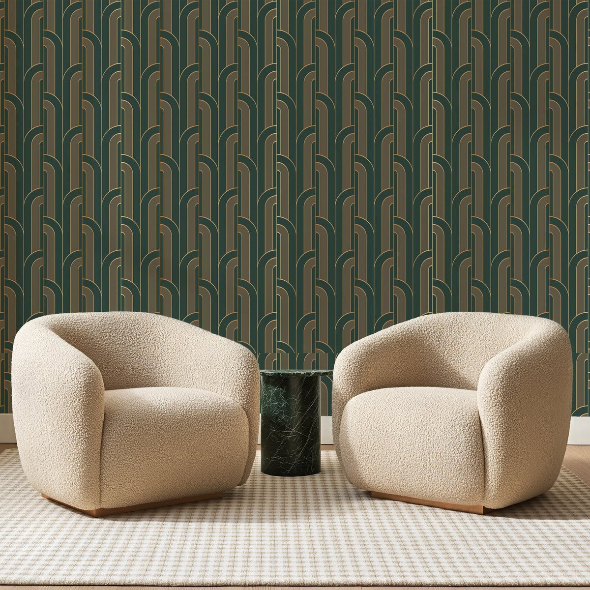 Papier peint panoramique Arches Étagées Vert et Taupe, posé sur toute la paroi d'un salon, derrière deux fauteuils en bouclette crème et un guéridon en marbre vert