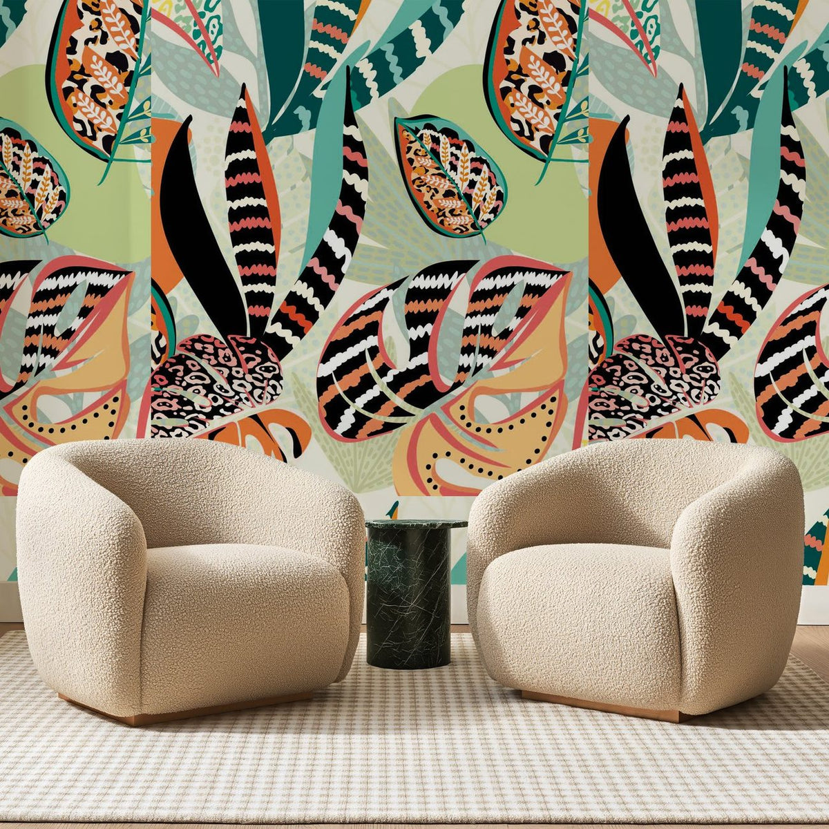 Papier peint panoramique Forêt Tropicale Corail et Vert, posé sur toute la paroi d'un salon, derrière deux fauteuils en bouclette crème et un guéridon en marbre vert