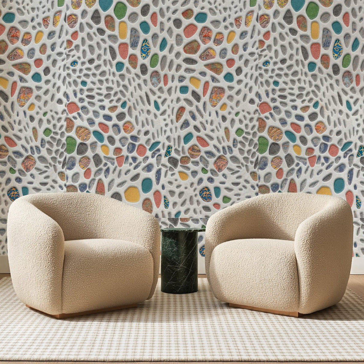 Papier peint panoramique Galets Colorés sur Crème, posé sur toute la paroi d'un salon, derrière deux fauteuils en bouclette crème et un guéridon en marbre vert