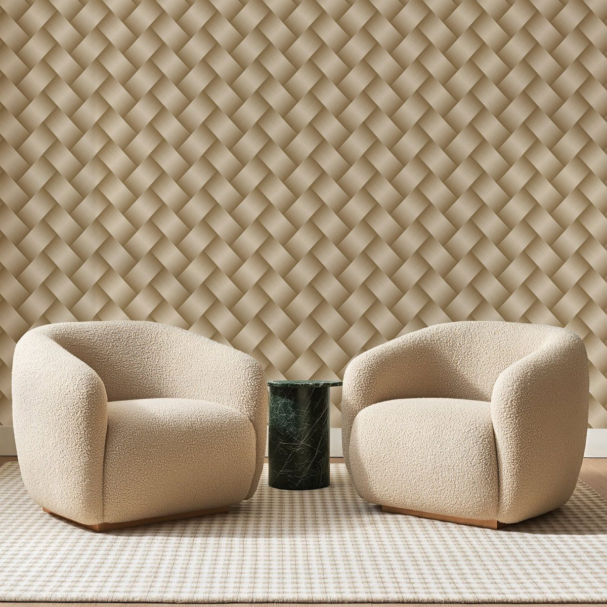 Papier peint panoramique Tressage Doré Beige, posé sur toute la paroi d'un salon, derrière deux fauteuils en bouclette crème et un guéridon en marbre vert