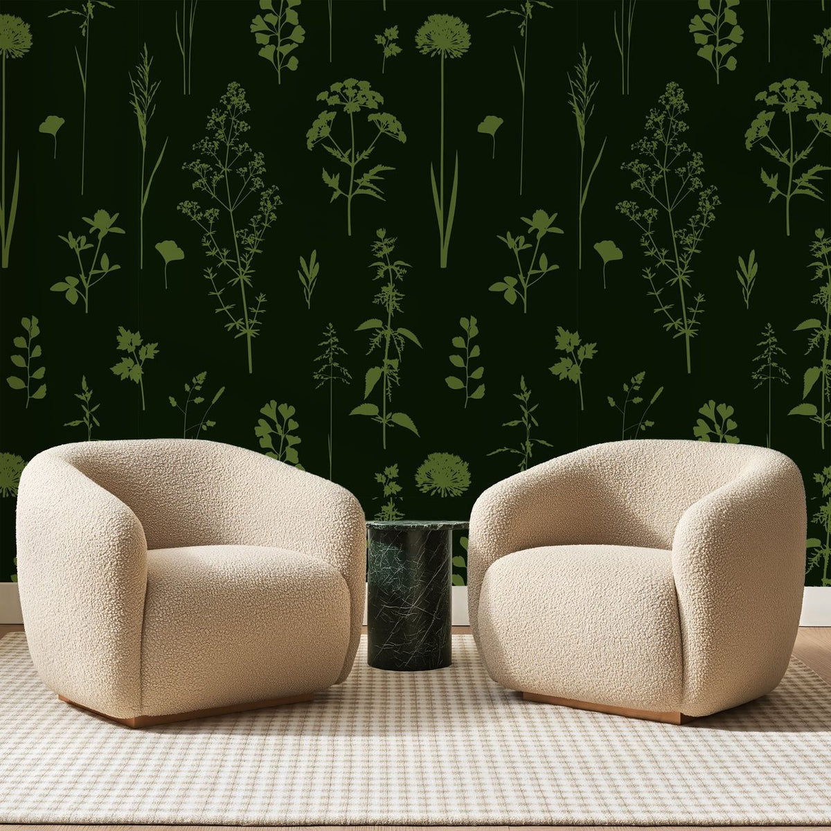 Papier peint panoramique Herbier de Prairie Vert Sapin, posé sur toute la paroi d'un salon, derrière deux fauteuils en bouclette crème et un guéridon en marbre vert