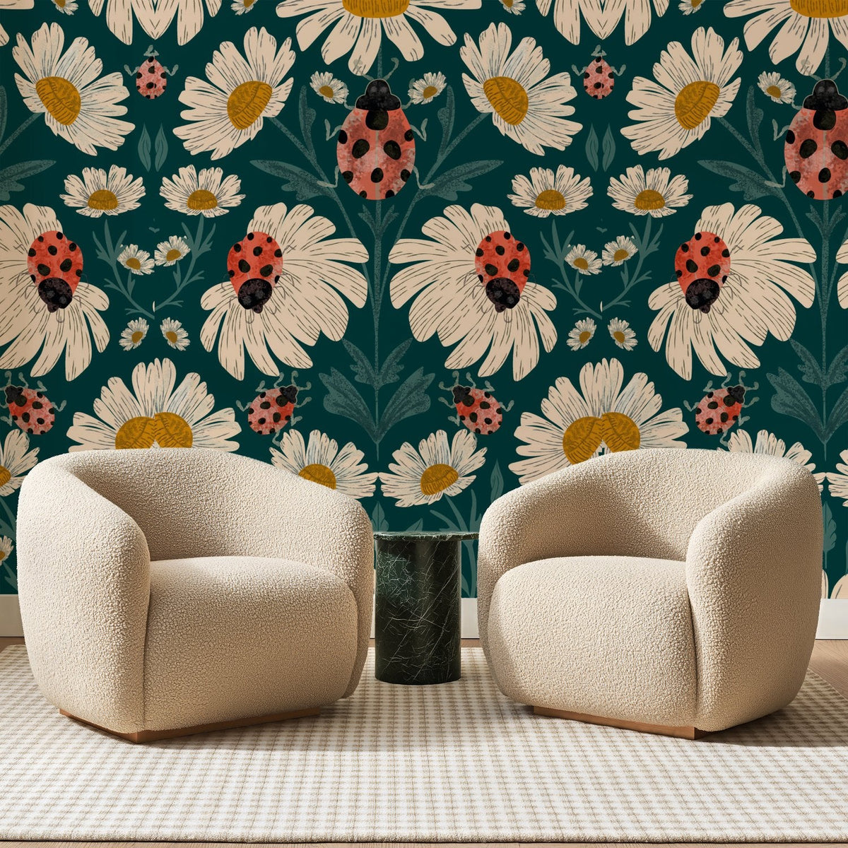 Papier peint panoramique Marguerites et Coccinelles Bleu Canard, posé sur toute la paroi d'un salon, derrière deux fauteuils en bouclette crème et un guéridon en marbre vert