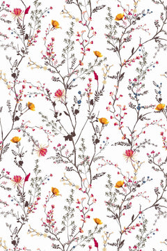 Motif à plat : fines branches brun foncé portant des fleurs orangées, des chardons rose framboise et des baies bleu nuit sur fond blanc.