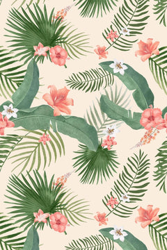 Le motif à plat : palmes et feuilles de bananier vertes, hibiscus corail et frangipaniers blancs sur fond ivoire.