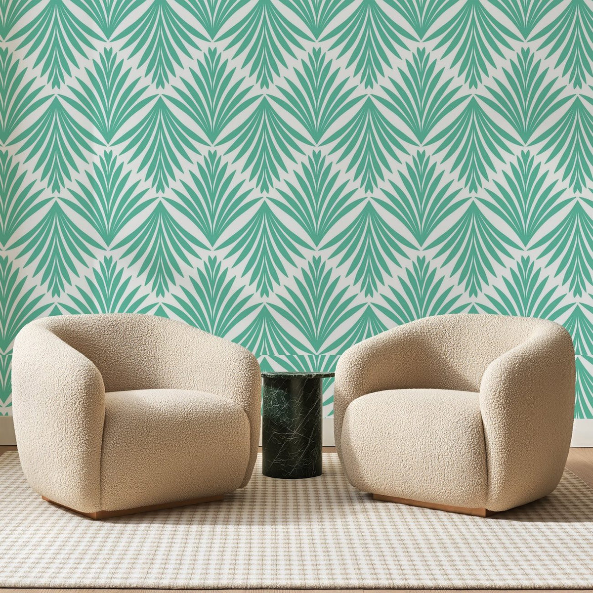 Papier peint panoramique Palmettes Ogivales Vert Turquoise, posé sur toute la paroi d'un salon, derrière deux fauteuils en bouclette crème et un guéridon en marbre vert