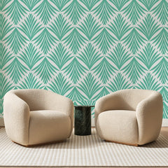 Papier peint panoramique Palmettes Ogivales Vert Turquoise, posé sur toute la paroi d'un salon, derrière deux fauteuils en bouclette crème et un guéridon en marbre vert