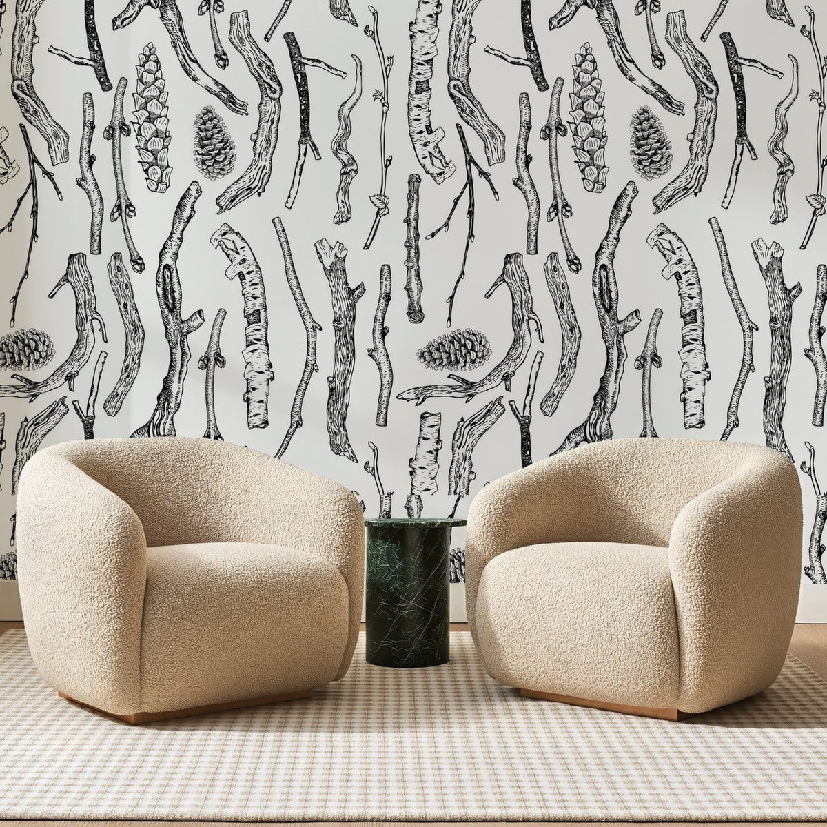 Papier peint panoramique Semis de Branches Noires, posé sur toute la paroi d'un salon, derrière deux fauteuils en bouclette crème et un guéridon en marbre vert