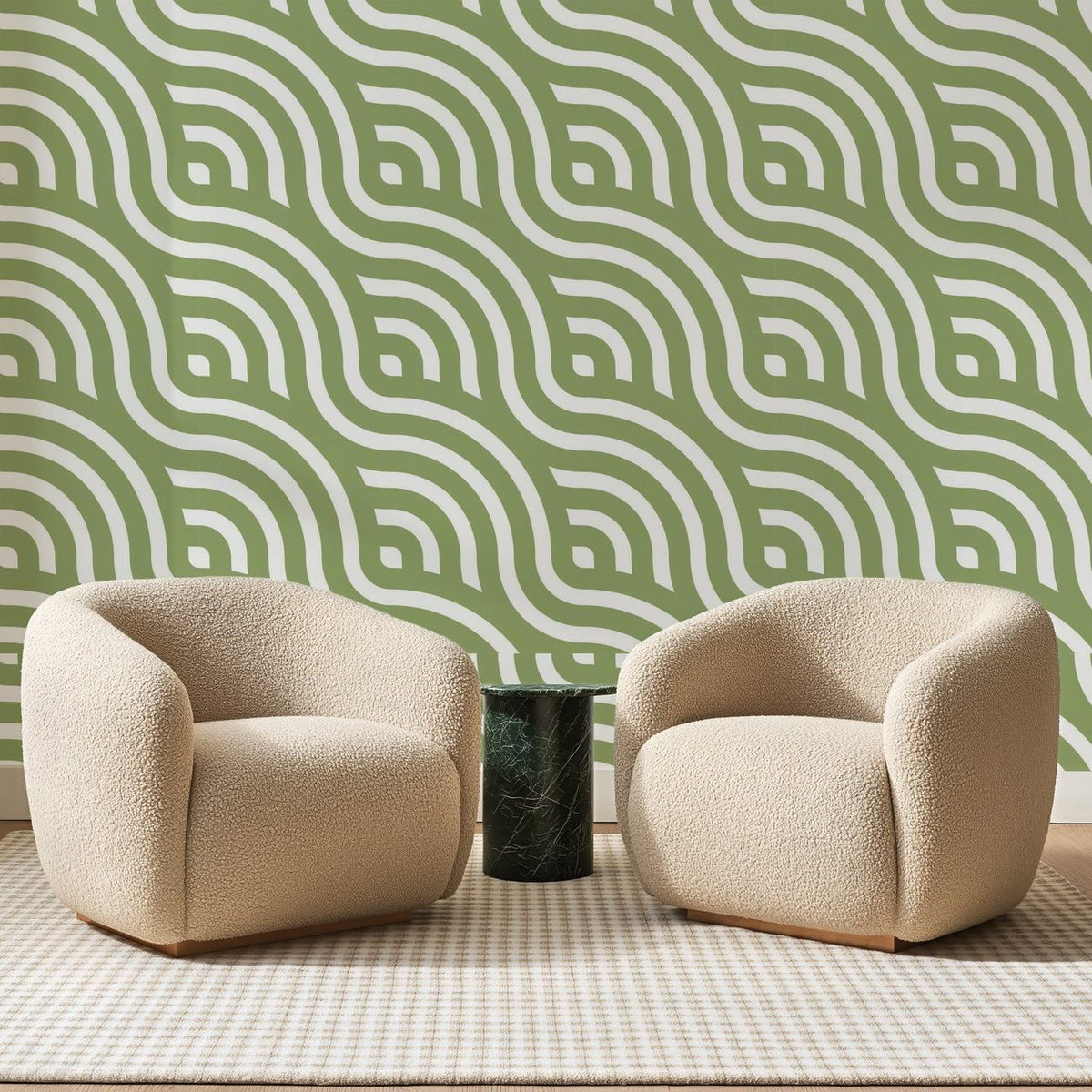 Papier peint panoramique Vagues Art Déco Vert Sauge, posé sur toute la paroi d'un salon, derrière deux fauteuils en bouclette crème et un guéridon en marbre vert