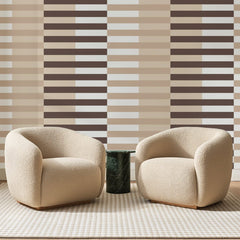 Papier peint panoramique Rayures Brunes sur Écru, posé sur toute la paroi d'un salon, derrière deux fauteuils en bouclette crème et un guéridon en marbre vert
