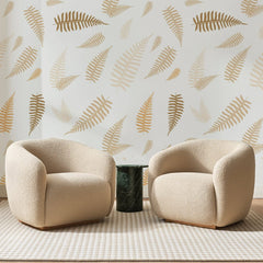 Papier peint panoramique Semis de Fougères Camel, posé sur toute la paroi d'un salon, derrière deux fauteuils en bouclette crème et un guéridon en marbre vert
